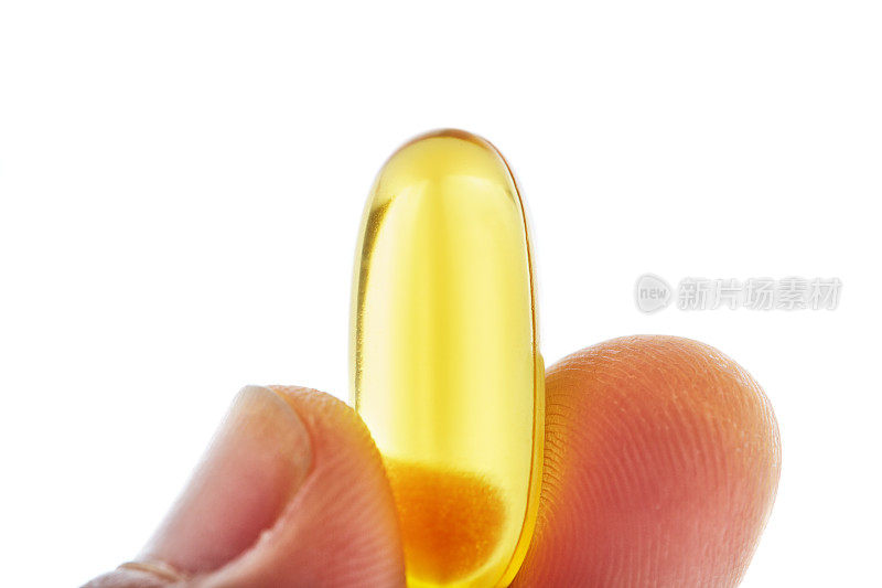 手握鱼油补充Omega 3胶囊